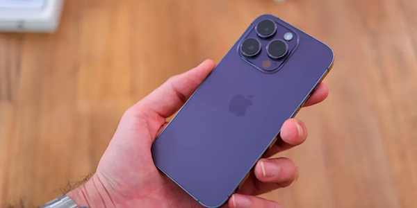 Sắc tím đen càng tăng phần quyền lực cho sản phẩm iPhone 14 Pro